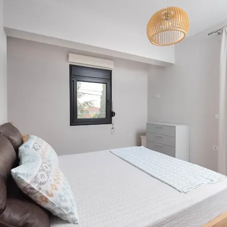 Spacious Family House With Garden - 5 Min Walk To *
