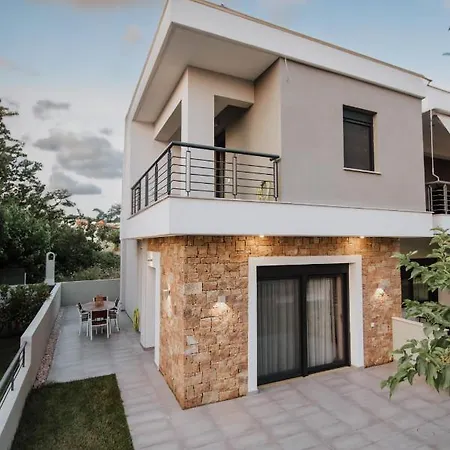 Spacious Family House With Garden - 5 Min Walk To