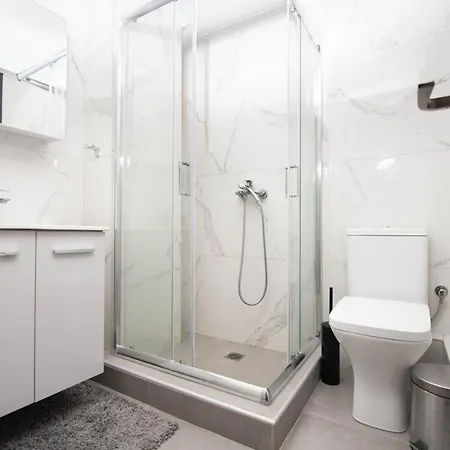 Villa Spacious Family House With Garden - 5 Min Walk To