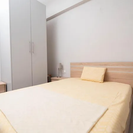 Spacious Family House With Garden - 5 Min Walk To *